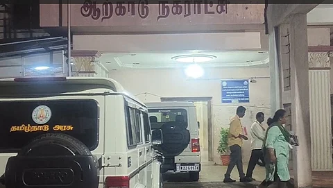 ஆற்காடு நகராட்சி அலுவலகத்தில் செவ்வாய்க்கிழமை இரவு திடீரென சோதனையில் ஈடுபட்ட லஞ்ச ஒழிப்பு போலீஸாா்
