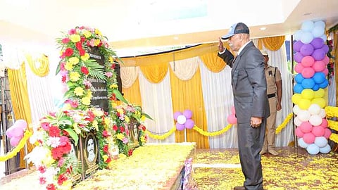 மலா் வளையம் வைத்து அஞ்சலி செலுத்திய முன்னாள் டிஜிபி வால்டா் தேவாரம்.