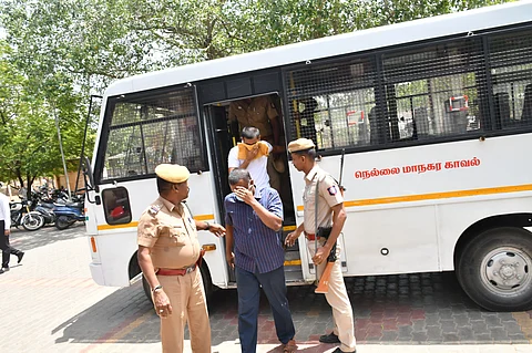 நீதிமன்றத்தில் ஆஜர்படுத்தப்பட்ட சுர்ஜித் - தந்தை சரவணன்