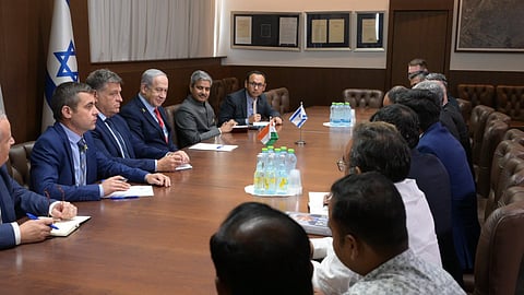 இஸ்ரேல் பிரதமர் பெஞ்சமின் நெதன்யாகுவுடன், இந்தியத் தூதர் மற்றும் பத்திரிகையாளர்கள்