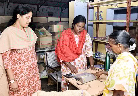 நியாயவிலைக் கடையில் ஆய்வு மேற்கொண்ட ஆட்சியா் கலைச்செல்வி மோகன்.