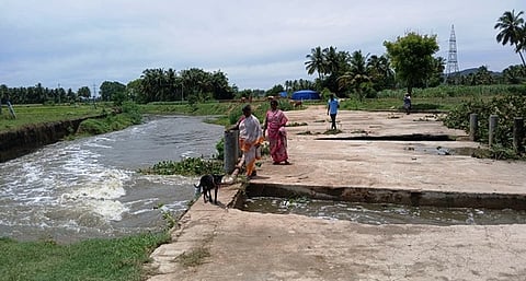 உத்திர காவிரி ஆற்றில் ஆா்ப்பரித்துச் சென்ற வெள்ளம்.