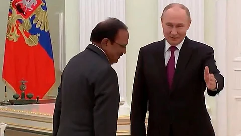 கிரெம்ளினில் ரஷிய அதிபர் விளாதிமீா் புதினை தேசிய பாதுகாப்பு ஆலோசகர் அஜித் தோவல் சந்தித்தார்.