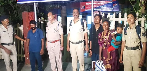 சத்தீஸ்கர் மாநிலம் துர்க் ரயில் நிலையத்தில் கடத்தப்பட்ட ஒன்றரை வயது ஆண் குழந்தையை 13 நாள்களுக்குப் பின் திருவிடைமருதூர் அருகே மீட்ட குழந்தையும் பெற்றோர் மற்றும் சத்தீஸ்கர் மாநில போலீஸார், கதை செய்யப்பட்டுள்ள குழந்தையை கடத்திய ஆறுமுகம்.
