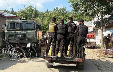 ஜம்மு - காஷ்மீரில் பயங்கரவாதிகளுடன் மோதல்: இரு ராணுவ வீரா்கள் வீரமரணம்