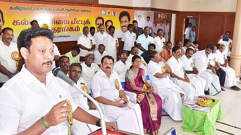 புதுக்கோட்டையில் சனிக்கிழமை நடைபெற்ற கருத்தரங்கில் பேசிய பள்ளிக் கல்வித் துறை அமைச்சா் அன்பில் மகேஸ் பொய்யாமொழி.
