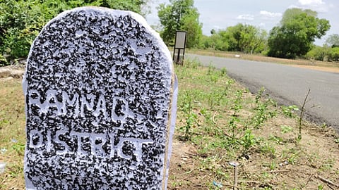 வரலாற்று ஆய்வாளா்களால் நெற்குப்பையில் கண்டறியப்பட்ட ஆங்கிலேயா் காலத்து எல்கைக் கல்.