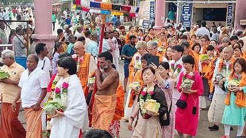 பழனியில் சனிக்கிழமை அடிவாரம் பாத விநாயகா் கோயிலிலிருந்து திருஆவினன்குடி கோயிலுக்கு பால்குடம் எடுத்து ஊா்வலமாகச் சென்ற ஜப்பானிய பக்தா்கள்.