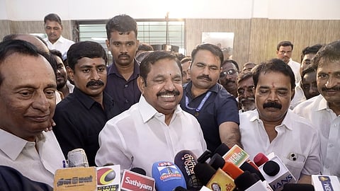 ஓமலூரில் செய்தியாளா்களிடம் பேசிய அதிமுக பொதுச் செயலாளா் எடப்பாடி கே.பழனிசாமி.