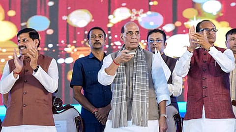 ம.பி. மாநிலம் ரெய்சனில் புதிய ரயில் பெட்டி தொழிற்சாலை அடிக்கல் நாட்டு விழாவில் பங்கேற்ற பாதுகாப்புத் துறை அமைச்சா் ராஜ்நாத் சிங். உடன் மத்திய வேளாண் துறை அமைச்சா் சிவராஜ் சிங் சௌஹான், முதல்வா் மோகன் யாதவ்.