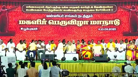 பாமக மகளிர் மாநாட்டு மேடையில்...