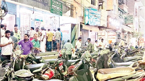 சென்னை திருவல்லிக்கேணி வாலாஜா சாலையில் உள்ள டாஸ்மாக் கடை முன் நிறுத்தப்பட்டுள்ள இருசக்கர வாகனங்கள்.