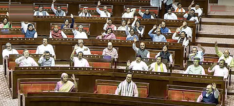 மாநிலங்களவையில் வணிகக் கப்பல் மசோதாவை குரல் வாக்கெடுப்பு மூலம் நிறைவேற்றிய ஆளுங்கட்சி எம்.பி.க்கள்.