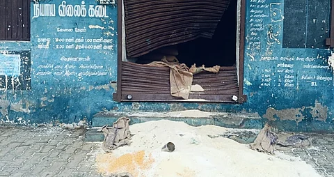 கோவையில் ரேஷன் கடையை அடித்து நொறுக்கிய காட்டு யானை.