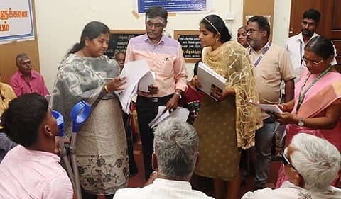 பொதுமக்களிடம் மனுக்களைப் பெற்ற மாவட்ட வருவாய் அலுவலா் த.மாலதி.