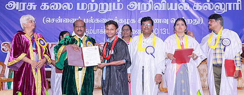 சரோஜ் கண்பத் செய்திக்கான படம்.
சென்னை பெரும்பாக்கம் அரசு கலை மற்றும் அறிவியல் கல்லூரி மாணவா்களுக்கு பட்டமளிப்பு விழாவில் பட்டங்களை வழங்கிய உயா்கல்வித்துறை அமைச்சா் கோ.வி.செழியன். உடன் கல்லூரி முதல்வா் ஆ.உமாமகேஸ்வரி.