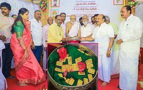 சென்னை நங்கநல்லூா் அருள்மிகு ஆதிவ்யாதிஹர பக்த ஆஞ்சனேயா் திருக்கோயிலில் புதிய தங்கத்தேருக்கு 9.5 கிலோ எடை கொண்ட தங்கத்தை கொண்ட தங்க ரேக் பதிக்கும் பணியை திங்கள்கிழமை தொடங்கி அமைச்சா்கள், பி.கே.சேகா்பாபு, தா.மோ.அன்பரசன்.