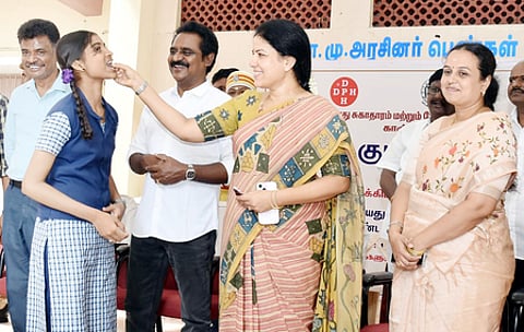 மாணவிக்கு குடற்புழு நீக்க மாத்திரை வழங்கிய ஆட்சியா் கலைச்செல்வி மோகன்.