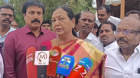 சேலம் விமான நிலையத்தில் செய்தியாளா்களுக்கு பேட்டியளித்த தேமுதிக பொதுச் செயலாளா் பிரேமலதா விஜயகாந்த்.