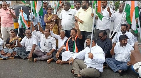 சாலை மறியலில் ஈடுபட்ட காங்கிரஸ் கட்சியினா்.