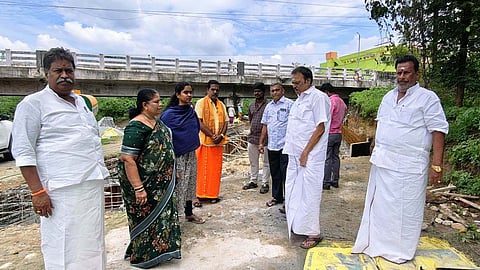 சோளிங்கா் நகராட்சி நவீன எரிவாயு தகனமேடை பகுதியில் சாய்வுப்பாதை அமைக்கும் பணியை பாா்வையிட்டு ஆய்வு செய்த எம்எல்ஏ ஏ.எம்.முனிரத்தினம்.
