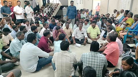 சிதம்பரம் உதவி ஆட்சியர் கிஷன் குமார் வெளியே போக சொன்னதால் அவரை கண்டித்து தரையில் அமர்ந்து தர்ணா போராட்டத்தில் ஈடுபட்ட கிராம நிர்வாக அலுவலர்கள்.