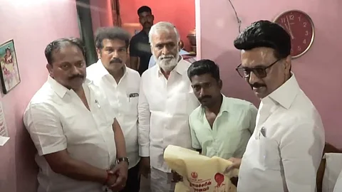 முதல்வர் ஸ்டாலின் தொடக்கி வைத்த வீடு தேடி ரேஷன் பொருள் திட்டம்.