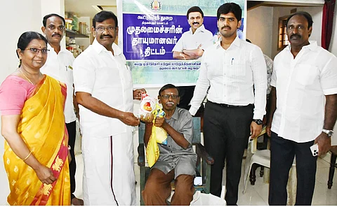 திருவேற்காட்டில் முதலமைச்சரின் தாயுமானவர் திட்டத்தை தொடக்கி வைத்த அமைச்சர் சா.மு.நாசர். உடன் மாவட்ட ஆட்சியர் மு.பிரதாப், நகர்மன்றத்தலைவர் என்.இ.கே.மூர்த்தி உள்ளிட்டோர்.