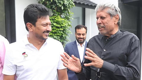 சென்னை பசுமைவழிச் சாலையில் உள்ள முகாம் அலுவலகத்தில் துணை முதல்வா் உதயநிதி ஸ்டாலினை சந்தித்து பேசிய இந்திய கிரிக்கெட் அணியின் முன்னாள் கேப்டன் கபில்தேவ்.