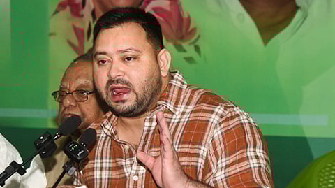 சாத்தியமற்ற வாக்குறுதிகள் மூலம் பிகாா் மக்களை ஏமாற்ற தேஜஸ்வி முயற்சி -பாஜக குற்றச்சாட்டு