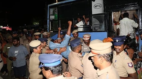 சென்னையில் மாநகராட்சிக் கட்டடம் முன் தொடா் போராட்டத்தில் ஈடுபட்ட தூய்மைப் பணியாளா்களைக் கைது செய்து வாகனத்தில் ஏற்றிய போலீஸாா்.