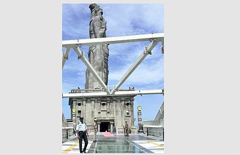 திருவள்ளுவா் சிலைக்கு போடப்பட்டுள்ள போலீஸ் பாதுகாப்பு.