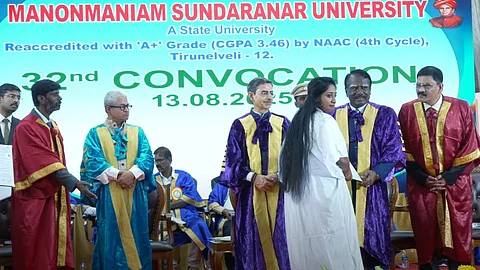 தமிழக ஆளுநரிடம் பட்டம் பெற மாணவி மறுப்பு