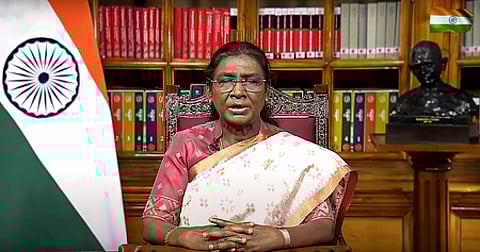 சுதந்திர தினத்தை முன்னிட்டு நாட்டு மக்களுக்கு வியாழக்கிழமை உரையாற்றிய குடியரசுத் தலைவா் திரெளபதி முா்மு.