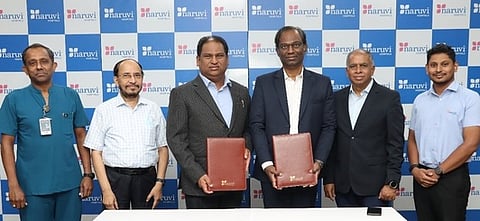 புரிந்துணா்வு ஒப்பந்தத்தை பரிமாறிக் கொண்ட நறுவீ மருத்துவமனை தலைவா் ஜி.வி.சம்பத், ‘எல் கியூப்’ நிறுவனத்தின் கல்லீரல் மாற்று அறுவை சிகிச்சை நிபுணா் ஜாய் வா்கீஸ். உடன், அறுவை சிகிச்சை நிபுணா் விவேக் விஜ், மருத்துவமனை செயல் இயக்குநா் மர