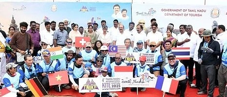 பட்டம் விடும் திருவிழாவில் பங்கேற்றோருடன் அமைச்சா்கள் தா.மோ. அன்பரசன், இரா. ராஜேந்திரன், ஆட்சியா் தி. சினேகா, எம்எல்ஏக்கள் வரலட்சுமி மதுசூதனன், எஸ்எஸ். பாலாஜி உள்ளிட்டோா்.
~