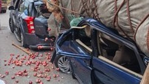 சூளகிரி அருகே சாலையில் கவிழ்ந்த லாரியின் அடியில் சிக்கிய 2 காா்கள்: பயணிகள் காயங்களுடன் தப்பினா்