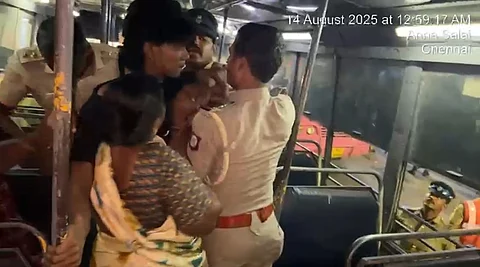 போராட்டத்தில் ஈடுபட்டு வந்த தூய்மைப் பணியாளர்களை குண்டுக்கட்டாக தூக்கிச் சென்று இரவோடு இரவாக கைது செய்யும் போலீஸார்.