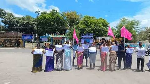 தரமற்ற விசைப்படகை கட்டிய நிறுவனம் மீது நடவடிக்கை கோரி மீனவா்கள் போராட்டம்