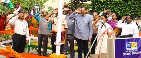 சென்னை அண்ணா சாலையில் உள்ள எல்ஐசி தென் மண்டல அலுவலகத்தில் தேசியக் கொடியேற்றிய எல்ஐசி தென் மண்டல மேலாளா் கோ.முரளிதா்.