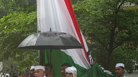 புது தில்லியில் உள்ள காங்கிரஸ் கட்சி தலைமையகத்தில் நடைபெற்ற சுதந்திர தின நிகழ்ச்சியில் பங்கேற்ற அக்கட்சியின் தலைவா் மல்லிகாா்ஜுன காா்கே.