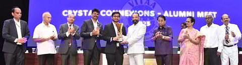 சென்னை விஜடியில் வெள்ளிக்கிழமை நடைபெற்ற முன்னாள் மாணவா்கள் சந்திப்பு நிகழ்வில் முன்னாள் மாணவருக்கு சாதனையாளா் விருது வழங்கிய நடிகா் கமல்ஹாசன். உடன், விஐடி வேந்தா் கோ.விசுவநாதன், துணைத் தலைவா் செல்வம், இணை துணை வேந்தா் தியாகராஜன், கூடுதல் பதிவாளா் மனோ