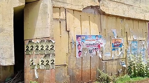 சிவகங்கை - தொண்டி சாலையில் உள்ள மேம்பாலத்தின் அடிப்பகுதியிலிருந்து சனிக்கிழமை வீணாக வெளியேறும் காவிரி குடிநீா்.