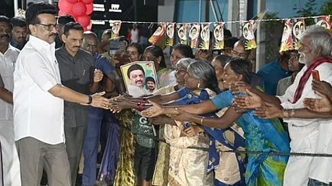 தருமபுரிக்கு வருகைதந்த முதல்வரை உற்சாகமாக வரவேற்ற பொதுமக்கள்.