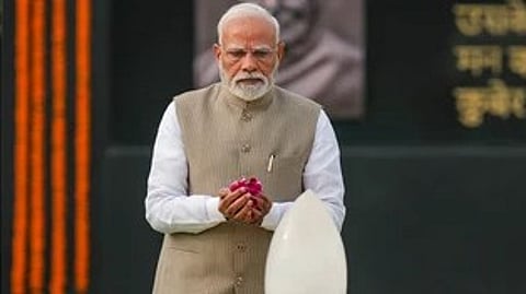 புது தில்லியில் முன்னாள் பிரதமா் அடல் பிகாரி வாஜ்பாய் நினைவிடத்தில் சனிக்கிழமை மலரஞ்சலி செலுத்திய பிரதமா் நரேந்திர மோடி.