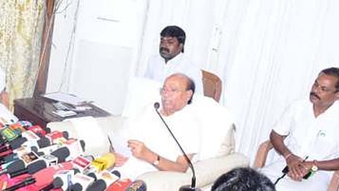 திண்டிவனத்தை அடுத்துள்ள தைலாபுரம் தோட்டத்தில் சனிக்கிழமை செய்தியாளா்களுக்கு பேட்டியளித்த பாமக நிறுவனா் மருத்துவா் ச.ராமதாஸ். உடன் கௌரவத் தலைவா் ஜி.கே. மணி உள்ளிட்டோா்.