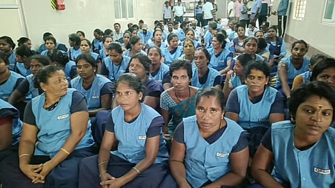 அரசு  மருத்துவக் கல்லூரி மருத்துவமனையில் உள்ள மருத்துவ  நிலைய அலுவலகம்  முன்பு போராட்டத்தில் ஈடுபட்ட தூய்மைப் பணியாளா்கள்.