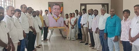 திருப்பத்தூா் மாவட்ட பாஜக அலுவலகத்தில் மறைந்த நாகாலாந்து ஆளுநா் இல.கணேசன் படத்துக்கு மாலை அணிவித்து அஞ்சலி செலுத்திய கட்சியினா்.