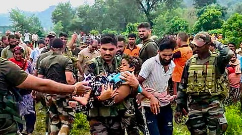 ஜம்மு-காஷ்மீரின் கதுவா மாவட்டத்தில் மழைவெள்ளத்தில் சிக்கிய சிறுவனை மீட்டு வந்த ராணுவ வீரா்கள். ~ஜம்மு-காஷ்மீரின் கத்துவாவில் மூதாட்டியை மீட்டு எடுத்து வந்த ராணுவ வீரா்.