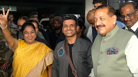 மத்திய அமைச்சர் ஜிதேந்திர சிங்குடன் சுபான்ஷு சுக்லா. உடன் தில்லி முதல்வர் ரேகா குப்தா.